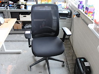 Verrijdbare bureaustoel met armleuningen.