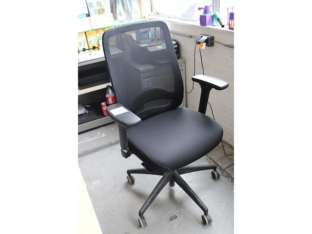 Verrijdbare bureaustoel met armleuningen. - afbeelding 2 van  2