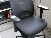 Verrijdbare bureaustoel met armleuningen. - afbeelding 2 van  2