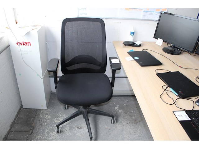 Verrijdbare bureaustoel met armleuningen. - afbeelding 1 van  2