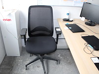 Verrijdbare bureaustoel met armleuningen.