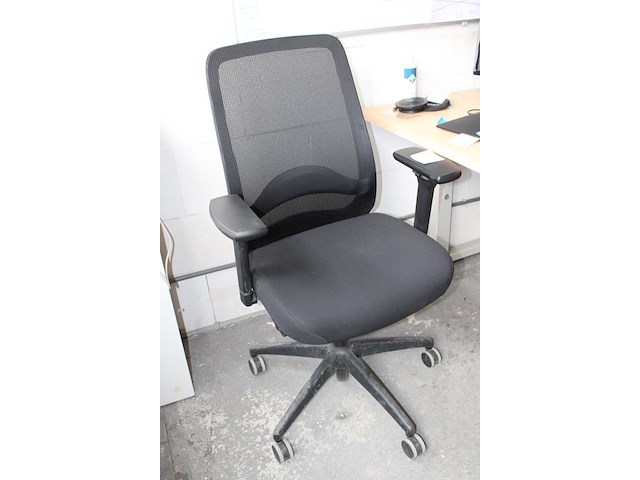 Verrijdbare bureaustoel met armleuningen. - afbeelding 2 van  2