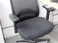 Verrijdbare bureaustoel met armleuningen. - afbeelding 2 van  2