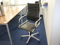 Verrijdbare bureaustoel met kunstlederen zitting.