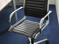 Verrijdbare bureaustoel met kunstlederen zitting. - afbeelding 2 van  3