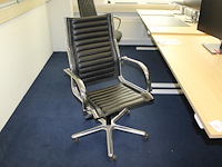 Verrijdbare bureaustoel met kunstlederen zitting.