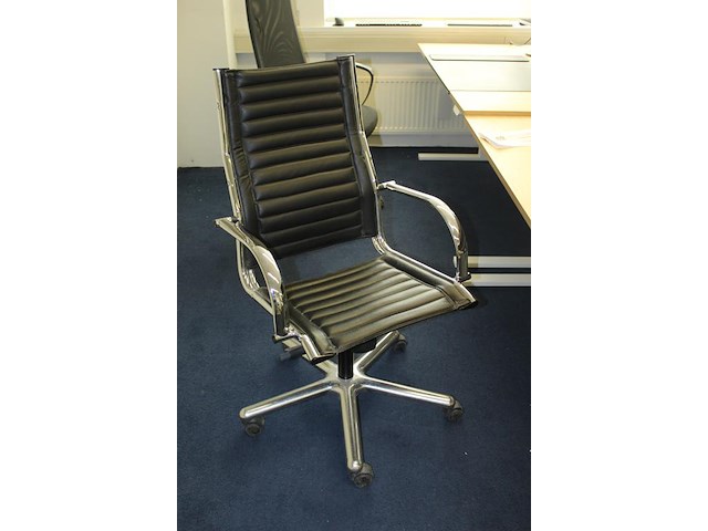 Verrijdbare bureaustoel met kunstlederen zitting. - afbeelding 2 van  3