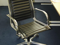 Verrijdbare bureaustoel met kunstlederen zitting. - afbeelding 2 van  3