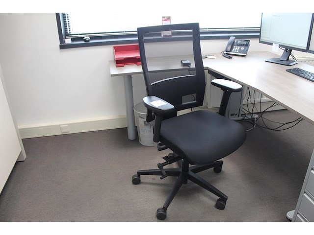 Verrijdbare bureaustoel zwart gestoffeerd. diverse ergonomische instellingen - afbeelding 1 van  4