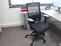 Verrijdbare bureaustoel zwart gestoffeerd. diverse ergonomische instellingen - afbeelding 1 van  4