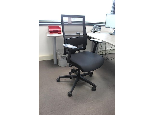 Verrijdbare bureaustoel zwart gestoffeerd. diverse ergonomische instellingen - afbeelding 2 van  4