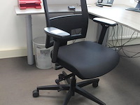 Verrijdbare bureaustoel zwart gestoffeerd. diverse ergonomische instellingen - afbeelding 2 van  4