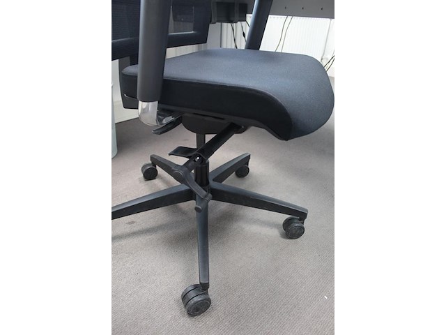 Verrijdbare bureaustoel zwart gestoffeerd. diverse ergonomische instellingen - afbeelding 3 van  4