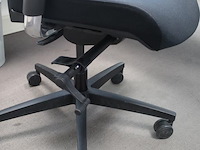 Verrijdbare bureaustoel zwart gestoffeerd. diverse ergonomische instellingen - afbeelding 3 van  4