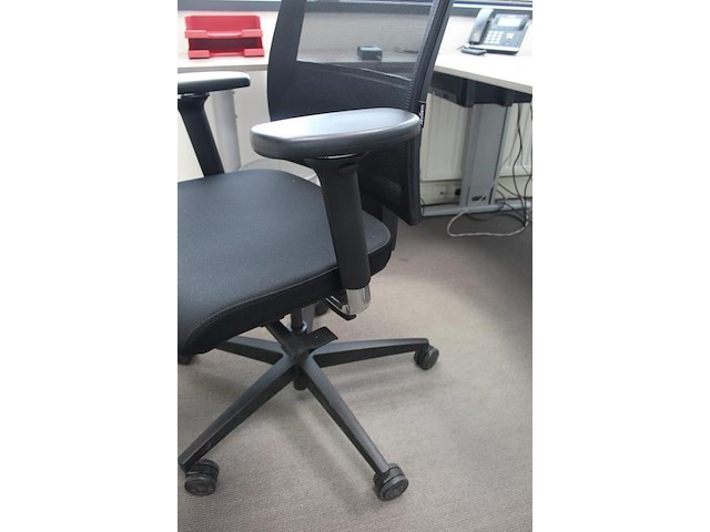 Verrijdbare bureaustoel zwart gestoffeerd. diverse ergonomische instellingen - afbeelding 4 van  4