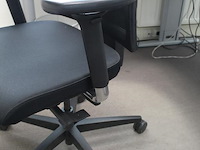 Verrijdbare bureaustoel zwart gestoffeerd. diverse ergonomische instellingen - afbeelding 4 van  4