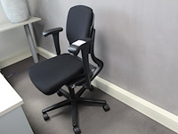 Verrijdbare bureaustoel zwart gestoffeerd. diverse ergonomische instellingen - afbeelding 1 van  4