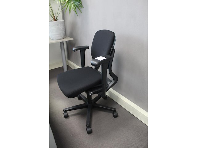 Verrijdbare bureaustoel zwart gestoffeerd. diverse ergonomische instellingen - afbeelding 2 van  4