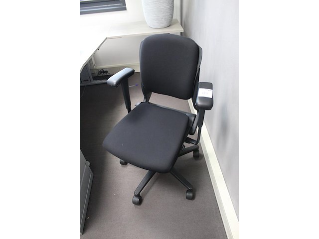Verrijdbare bureaustoel zwart gestoffeerd. diverse ergonomische instellingen - afbeelding 3 van  4