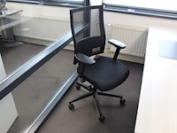 Verrijdbare bureaustoel zwart gestoffeerd. diverse ergonomische instellingen - afbeelding 1 van  4