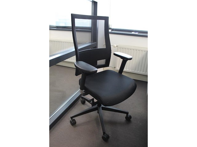 Verrijdbare bureaustoel zwart gestoffeerd. diverse ergonomische instellingen - afbeelding 2 van  4
