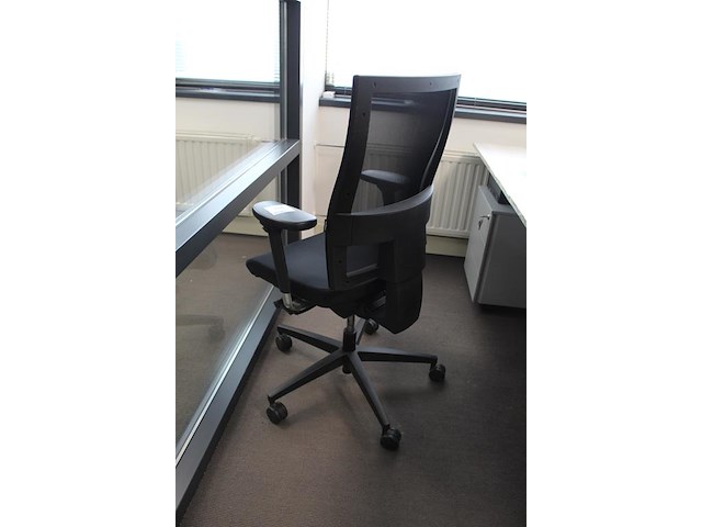 Verrijdbare bureaustoel zwart gestoffeerd. diverse ergonomische instellingen - afbeelding 4 van  4