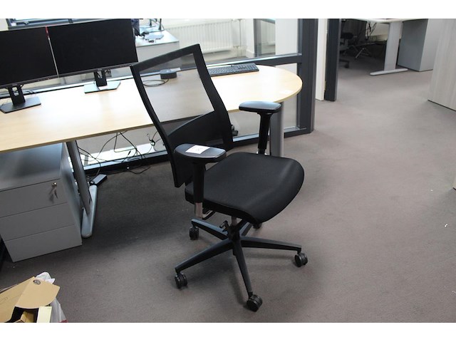 Verrijdbare bureaustoel zwart gestoffeerd. diverse ergonomische instellingen - afbeelding 1 van  4