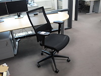 Verrijdbare bureaustoel zwart gestoffeerd. diverse ergonomische instellingen - afbeelding 1 van  4