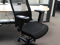 Verrijdbare bureaustoel zwart gestoffeerd. diverse ergonomische instellingen - afbeelding 2 van  4