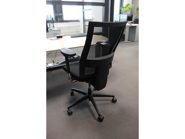 Verrijdbare bureaustoel zwart gestoffeerd. diverse ergonomische instellingen - afbeelding 3 van  4