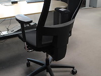 Verrijdbare bureaustoel zwart gestoffeerd. diverse ergonomische instellingen - afbeelding 3 van  4