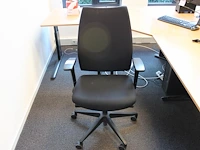 Verrijdbare bureaustoel, zwart gestoffeerd.