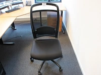 Verrijdbare bureaustoel, zwart gestoffeerd.