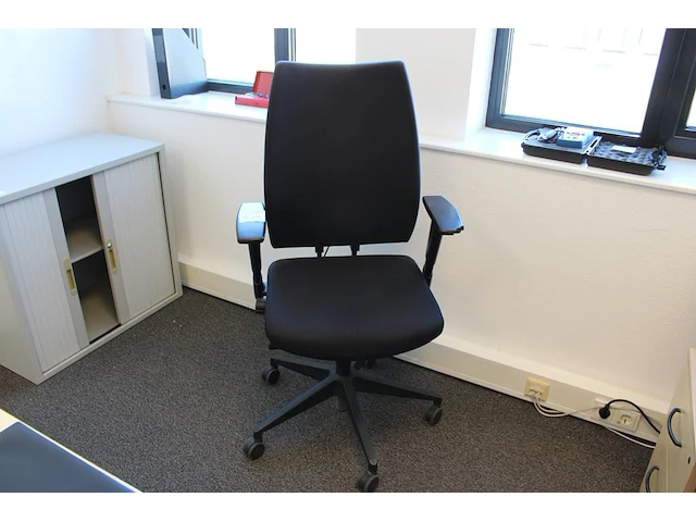 Verrijdbare bureaustoelen zwart gestoffeerd - afbeelding 1 van  2