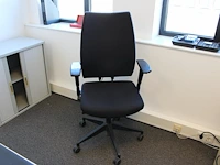 Verrijdbare bureaustoelen zwart gestoffeerd