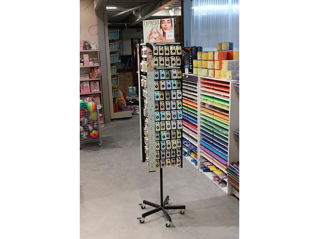 Verrijdbare carrousel met bijouterieën express yourself, ruim 350 items, w.o. bedels, (voor) halskettingen,... - afbeelding 2 van  6