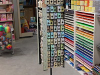 Verrijdbare carrousel met bijouterieën express yourself, ruim 350 items, w.o. bedels, (voor) halskettingen,... - afbeelding 2 van  6