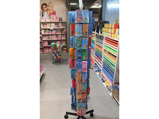 Verrijdbare carroussel met sleutelhangers acryl, ruim 360 items, in diverse kleuren en uitvoeringen, inclus... - afbeelding 4 van  5