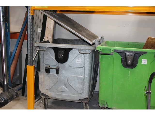 Verrijdbare container in gebruik als oud ijzer container, 1000 l. - afbeelding 1 van  2
