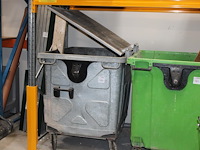 Verrijdbare container in gebruik als oud ijzer container, 1000 l. - afbeelding 1 van  2