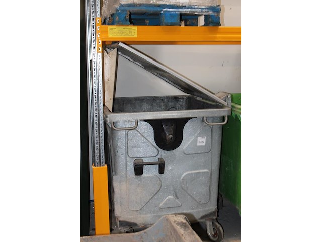 Verrijdbare container in gebruik als oud ijzer container, 1000 l. - afbeelding 2 van  2