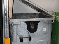 Verrijdbare container in gebruik als oud ijzer container, 1000 l. - afbeelding 2 van  2