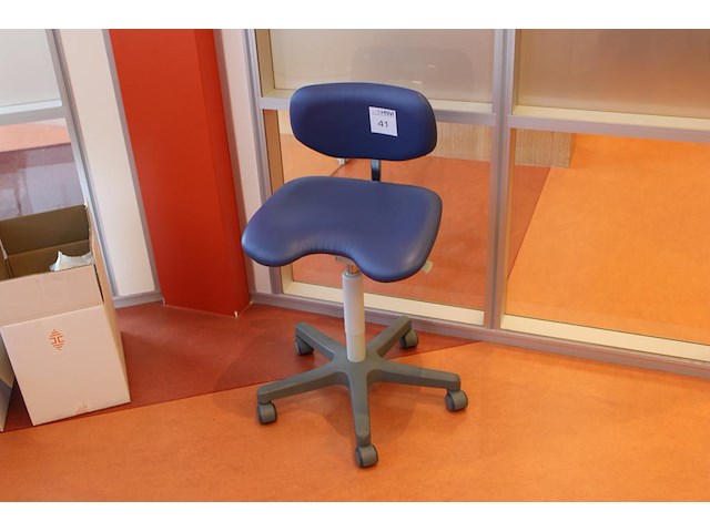 Verrijdbare ergonomische tandartsstoel. - afbeelding 1 van  2