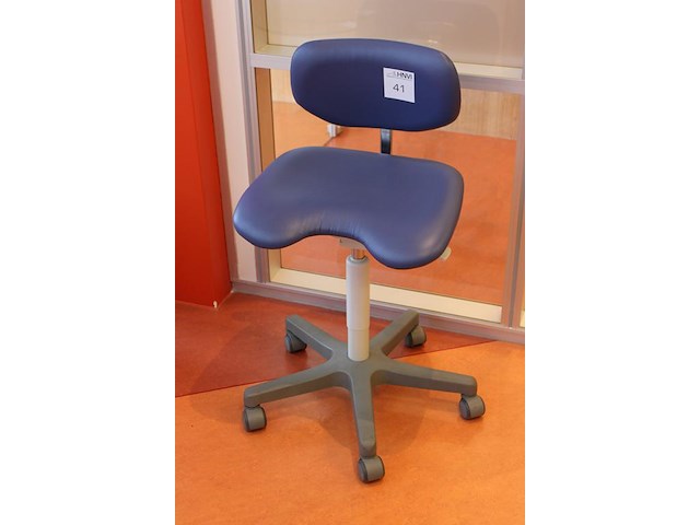 Verrijdbare ergonomische tandartsstoel. - afbeelding 2 van  2