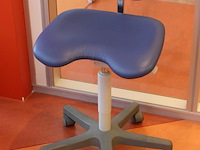 Verrijdbare ergonomische tandartsstoel. - afbeelding 2 van  2