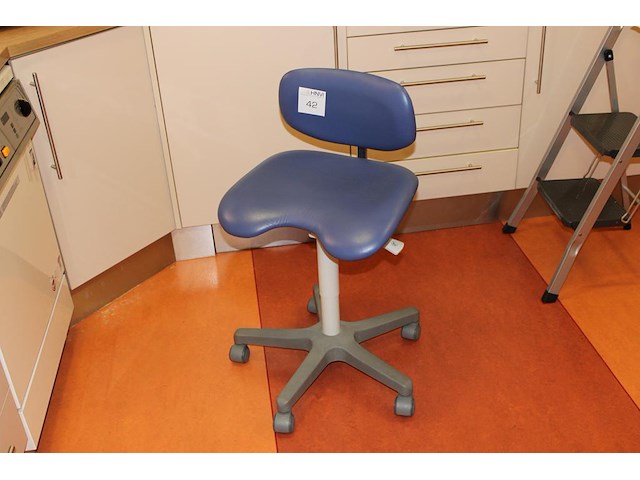 Verrijdbare ergonomische tandartsstoel. - afbeelding 1 van  2