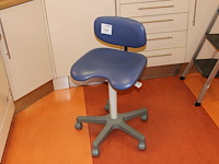 Verrijdbare ergonomische tandartsstoel. - afbeelding 1 van  2