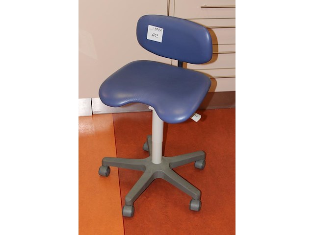 Verrijdbare ergonomische tandartsstoel. - afbeelding 2 van  2