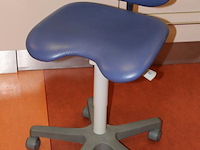 Verrijdbare ergonomische tandartsstoel. - afbeelding 2 van  2