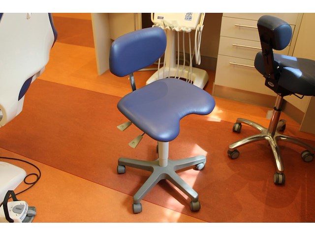 Verrijdbare ergonomische tandartsstoel. - afbeelding 1 van  2